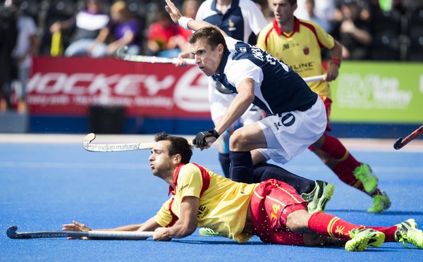 LONDON -  Unibet Eurohockey Championships 2015 in  London. Spain v France .  Spanish  Gabriel Dabanch with Victor Charlet from France  WSP Copyright  KOEN SUYK