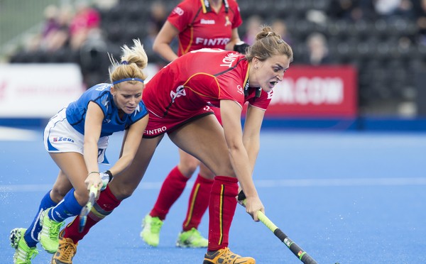 LONDON -  Unibet Eurohockey Championships 2015 in  London. Belgium v Italy (4-3).  Italian Mauro Eleonora Di (l) with Lieselotte Van Lindt  from Belgium . . WSP Copyright  KOEN SUYK