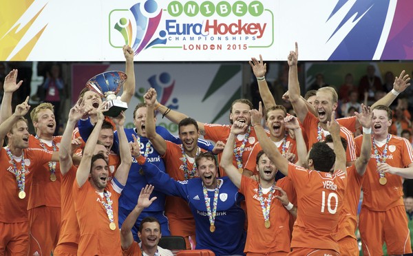 LONDON - Unibet EuroHockey Championships men
20 NED v GER (Gold Medal Match)
The Netherlands European Champion
Foto: Party with the cup.
WSP COPYRIGHT FRANK UIJLENBROEK